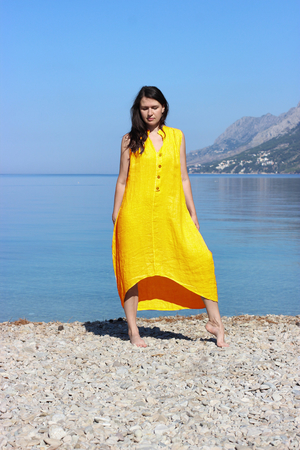 Vzdušné lněné letní dámské šaty pro milovníky přirozeného přírodního stylu. jednobarevné provedení midi